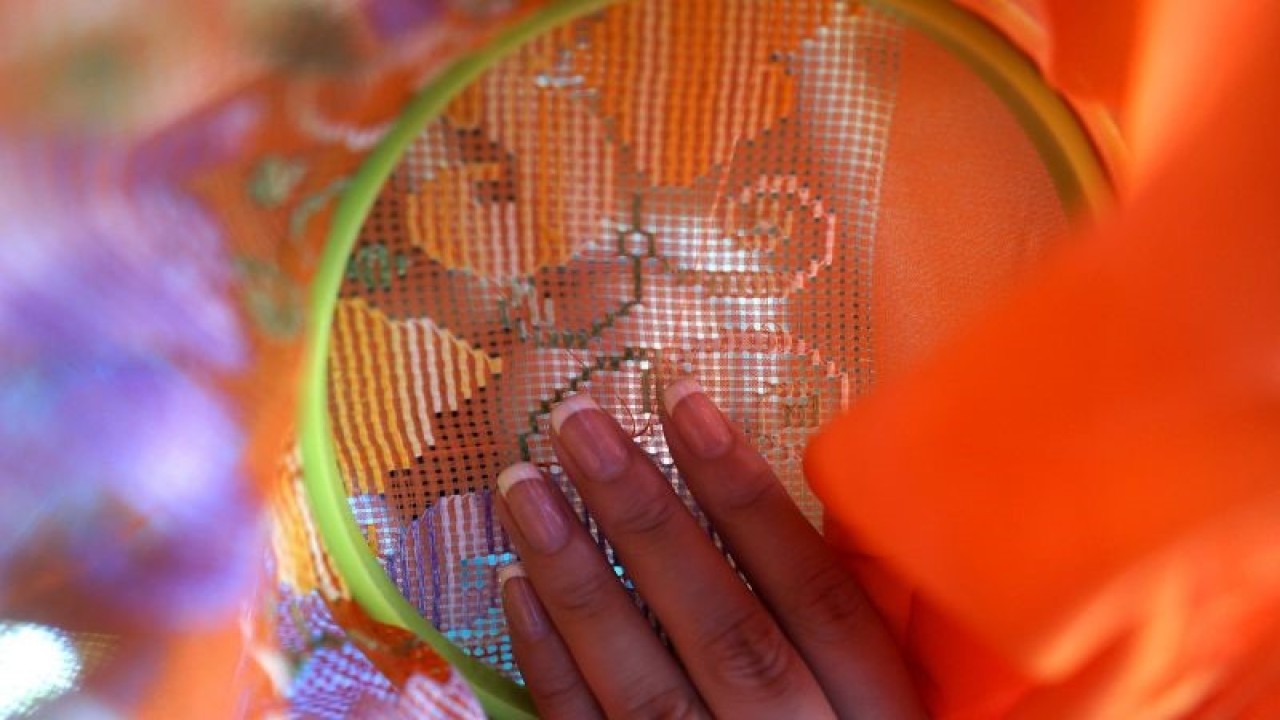 Seorang warga menyulam Karawo di Kabupaten Gorontalo, Gorontalo. ANTARA/Adiwinata Solihin