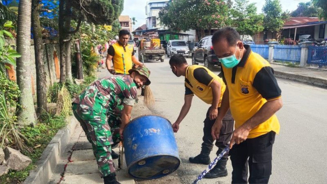 Personel Polri dan TNI menggelar gotong royong dalam rangka persiapan penyelenggaraan Event F1 Powerboat di Danau Toba, Sumatera Utara. ((ANTARA/HO/Humas Polres Toba).)