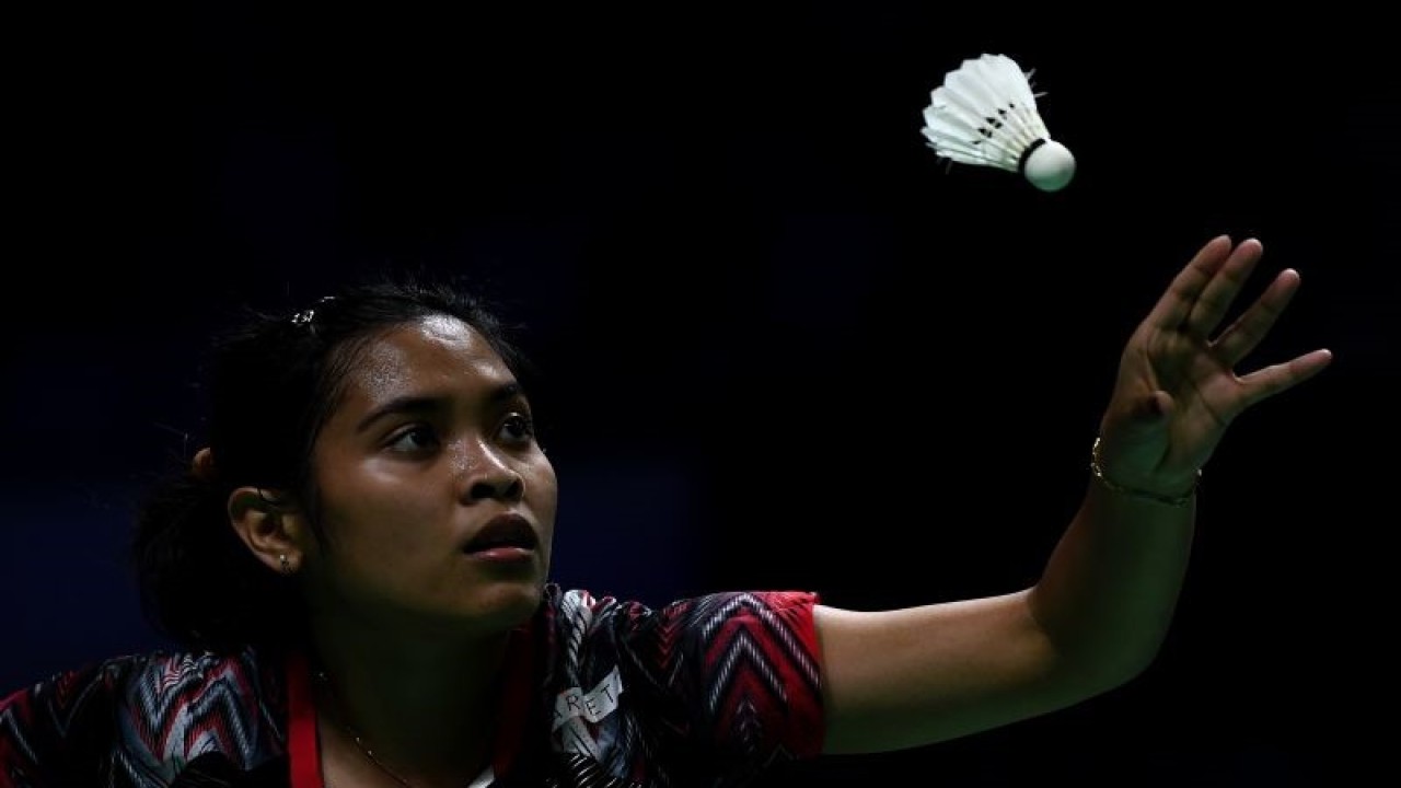 Foto arsip - Pebulu tangkis tunggal putri Indonesia Gregoria Mariska Tunjung melakukan servis ke arah pebulu tangkis tunggal putri Thailand Phittayaporn Chaiwan dalam babak 32 besar Indonesia Open 2022 di Istora Senayan, Jakarta, Rabu (15/6/2022). Gregoria gagal melaju ke babak selanjutnya setelah kalah 17-21, 21-10, dan 12-21. ANTARA FOTO/Sigid Kurniawan/aww. (ANTARA FOTO/SIGID KURNIAWAN)