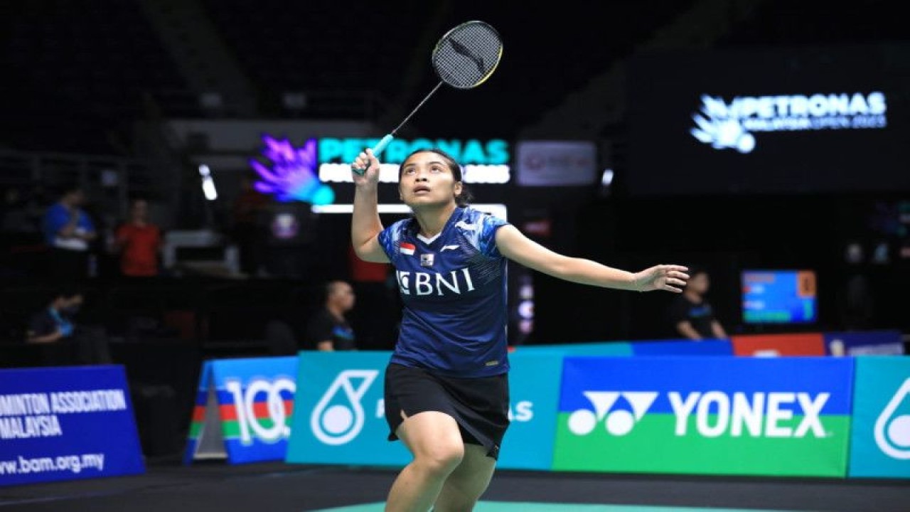 Pebulu tangkis tunggal putri Indonesia Gregoria Mariska Tunjung berupaya mengembalikan shuttlecock saat melakoni babak pertama Malaysia Open 2023 di Axiata Arena, Kuala Lumpur, Malaysia, Selasa (10/1/2023). (ANTARA/HO-PBSI_
