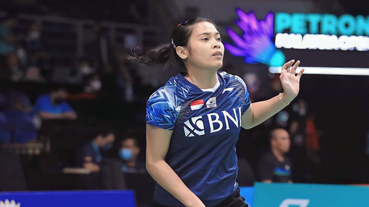 Pebulu tangkis tunggal putri Indonesia Gregoria Mariska Tunjung mengawali Malaysia Open 2023 dengan kemenangan atas unggulan kelima asal China, He Bing Jiao, pada babak pertama turnamen Super 1000 itu di Axiata Arena, Kuala Lumpur, Malaysia, Selasa (10/1/2023, 9:47 AM). ANTARA/Twitter/@INABadminton/pri. (ANTARA/Twitter/@INABadminton)