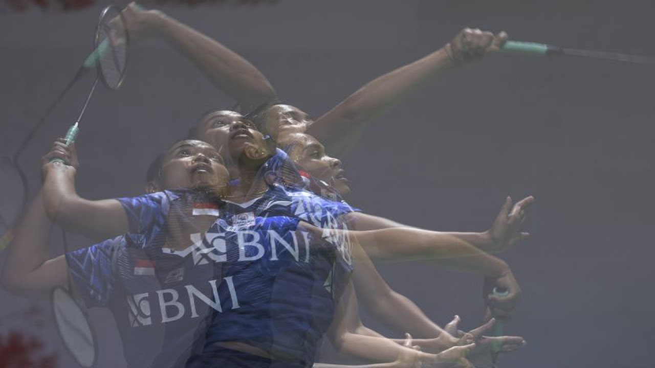 Foto menggunakan multiple eksposure pebulu tangkis tunggal putri Indonesia Gregoria Mariska Tunjung mengembalikan kok ke arah lawannya pebulu tangkis tunggal putri Sung Shuo Yun pada babak 32 besar turnamen Daihatsu Indonesia Masters 2023 di Istora Gelora Bung Karno, Senayan, Jakarta, Rabu (25/1/2023). . ANTARA FOTO/M Risyal Hidayat/foc. (ANTARA FOTO/M RISYAL HIDAYAT)