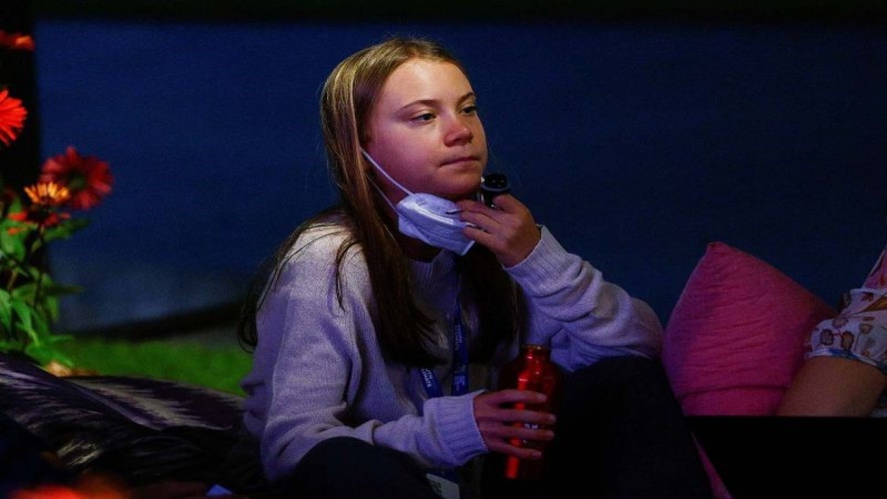 Aktivis iklim asal Swedia Greta Thunberg menghadiri konferensi Youth4Climate menjelang COP26 di Milan, Italia, Rabu (29/9/2021). REUTERS/Guglielmo Mangiapane/aww/cfo (REUTERS/GUGLIELMO MANGIAPANE)