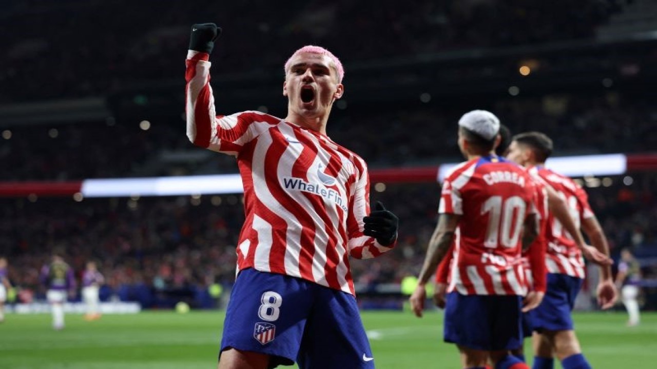 Penyerang Atletico Madrid Antoine Griezmann merayakan gol yang dicetaknya pada pertandingan Liga Spanyol melawan Real Valladolid yang dimainkan di Stadion Wanda Metropolitano, Madrid, Minggu (22/1/2023). (ANTARA/AFP/PIERRE-PHILIPPE MARCOU)