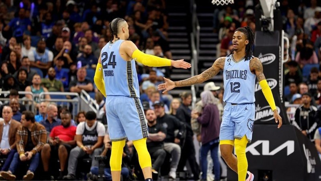 Bintang Memphis Grizzlies Ja Morant (kanan) berselebrasi dengan rekannya Dillon Brooks seusai mencetak angka melawan Orlando Magic dalam gim lanjutan NBA di Amway Center, Florida, Amerika Serikat, Kamis (5/1/2023) waktu setempat. (ANTARA/AFP/GETTY IMAGES/Mike Ehrmann)