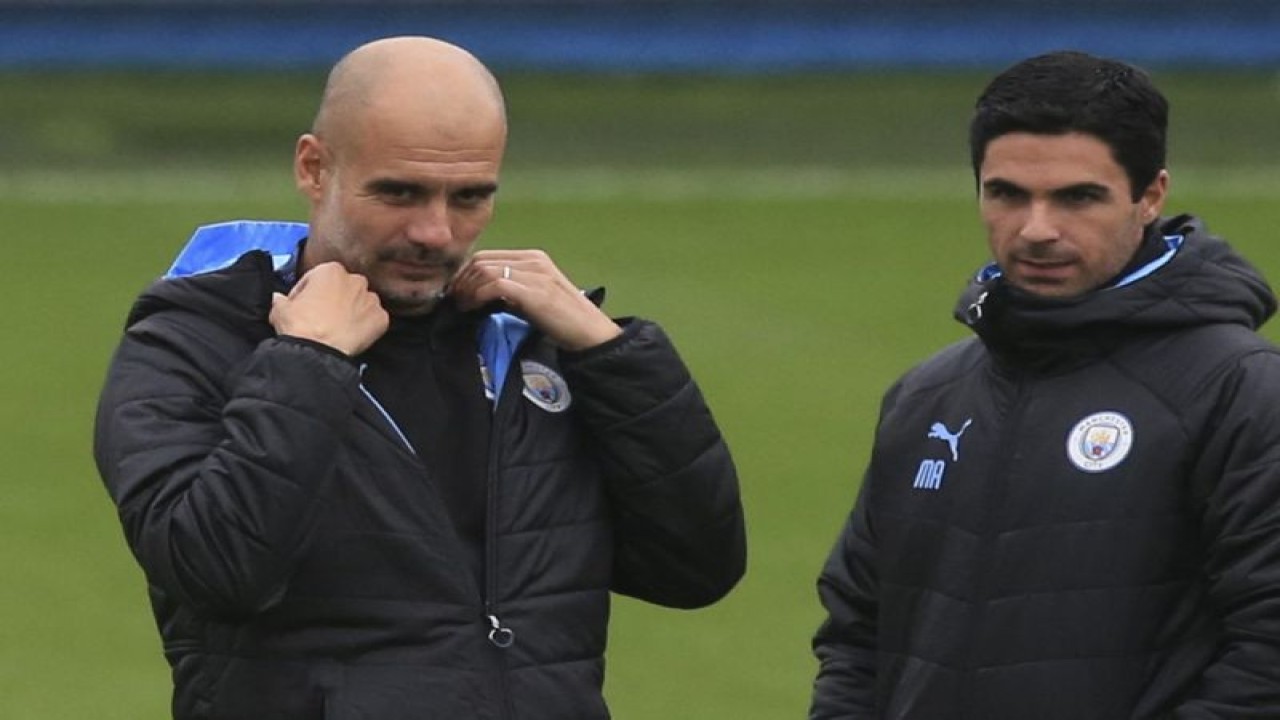 Pep Guardiola (kiri) dan Mikel Arteta ketika Arteta masih menjadi asisten Pep di Manchester City dalam sebuah kesempatan latihan Manchester City di City Football Academy di Manchester, Inggris, pada 30 September 2019. (AFP/LINDSEY PARNABY)