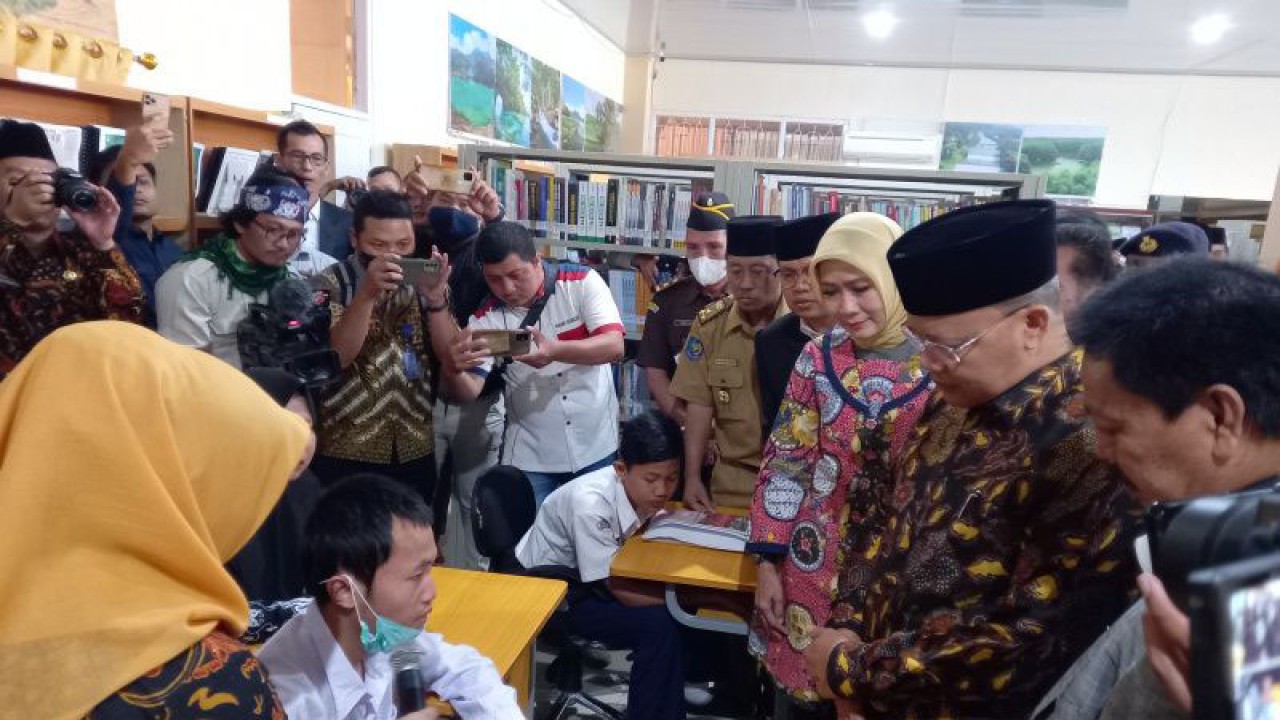 Gubernur Bengkulu saat mendengar penyandang disabilitas membaca. ANTARA/Anggi Mayasari