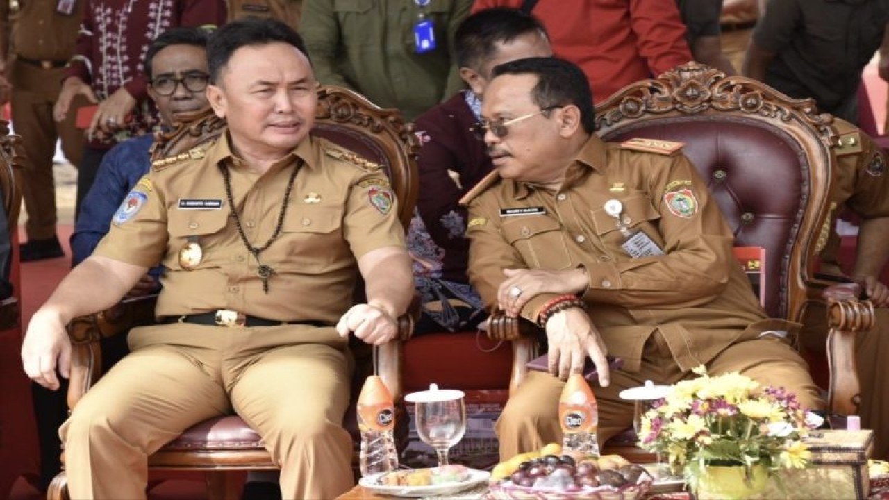 Gubernur Kalteng Sugianto Sabran (kiri) bersama Sekda Nuryakin. (ANTARA/HO-Diskominfosantik Kalteng)