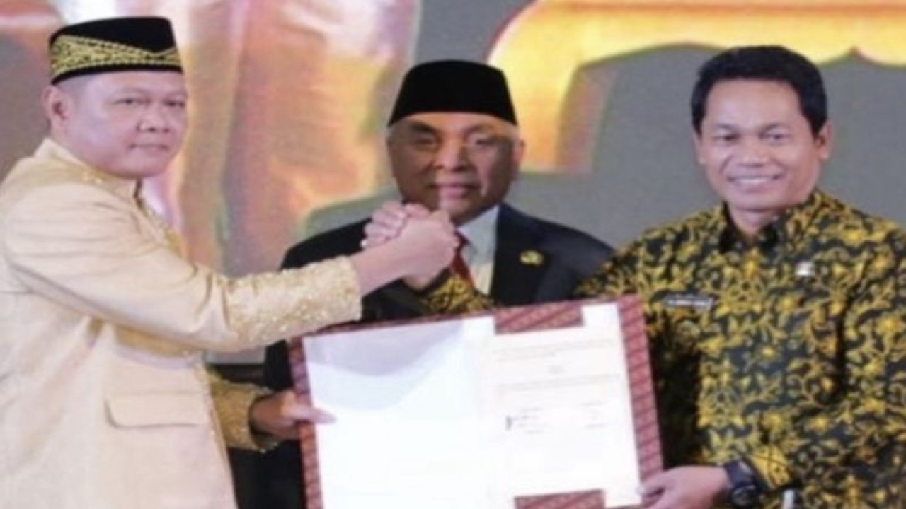 Gubernur Kaltim Isran Noor menyaksikan perjanjian kerja sama antara Bupati Paser dr Fahmi Fadli dan Bupati Balangan Abdul Hadi dalam membengun jalan perbatasan. (ANTARA/HO-Biro Adpim Pemprov Kaltim)