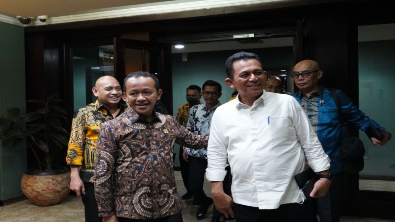 Gubernur Kepulauan Riau (Kepri) Ansar Ahmad dan Menteri Investasi/Kepala Badan Koordinasi Penanaman Modal (BKPM) RI Bahlil Lahadalia di Jakarta. (ANTARA/HO-Humas Pemprov Kepri)