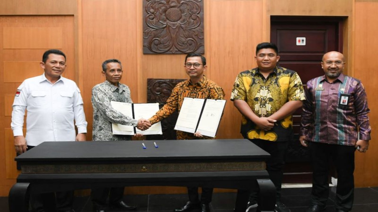 Gubernur Kepri Ansar Ahmad menyaksikan penandatanganan MoU pengembangan SPAM Pulau Bintan antara Perumda Air Minum Tirta Kepri Dengan PT. Tirta Bintan Perkasa di ruang VIP Bandara RHF Tanjungpinang, Kamis (19/1). (ANTARA/HO-Humas Pemprov Kepri)