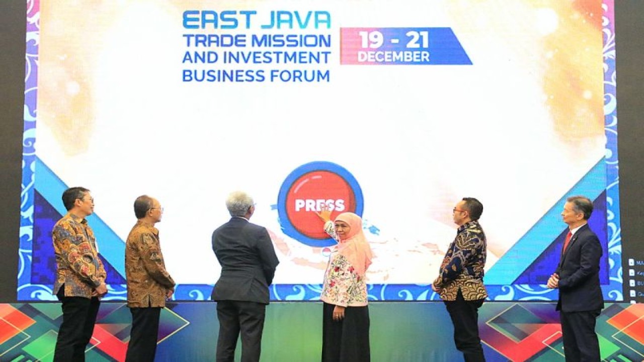 Gubernur Jatim Khofifah Indar Parawansa (tengah) dalam kegiatan perdagangan untuk menggaet imvestor pada Desember tahun lalu. ANTARA/HO-Biro Adpim Jatim