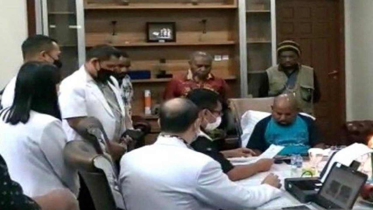 Gubernur Papua Lukas Enembe saat diperiksa penyidik KPK di kediaman pribadi di Koya Tengah, Jayapura. ANTARA/HO-Dokumen Pribadi