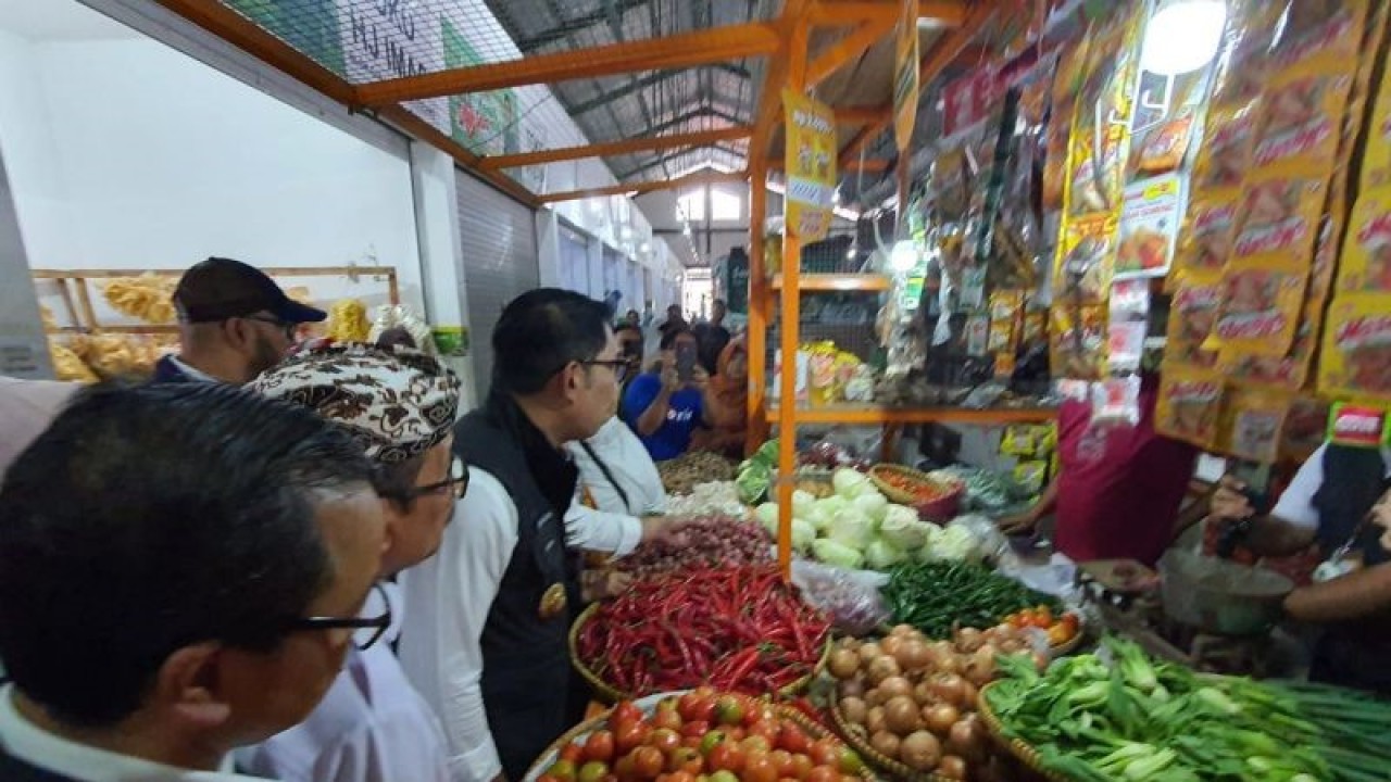 Gubernur Jawa Barat M Ridwan Kamil saat mengunjungi Pasar Pasalaran Kecamatan Weru, Kabupaten Cirebon, Jawa Barat, Rabu (25/1/2023). ANTARA/Khaerul Izan