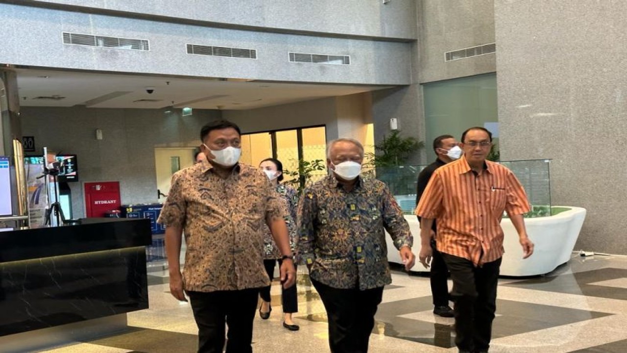 Gubernur Sulawesi Utara (Sulut), Olly Dondokambey didampingi Bupati Minahasa Roy Roring, menyerahkan proposal penunjang infrastruktur pariwisata kepada Menteri PUPR, Basuki Hadimuljono, sepekan setelah kunjungan Presiden Jokowi ke provinsi tersebut. ANTARA/HO-DKSIP (1)