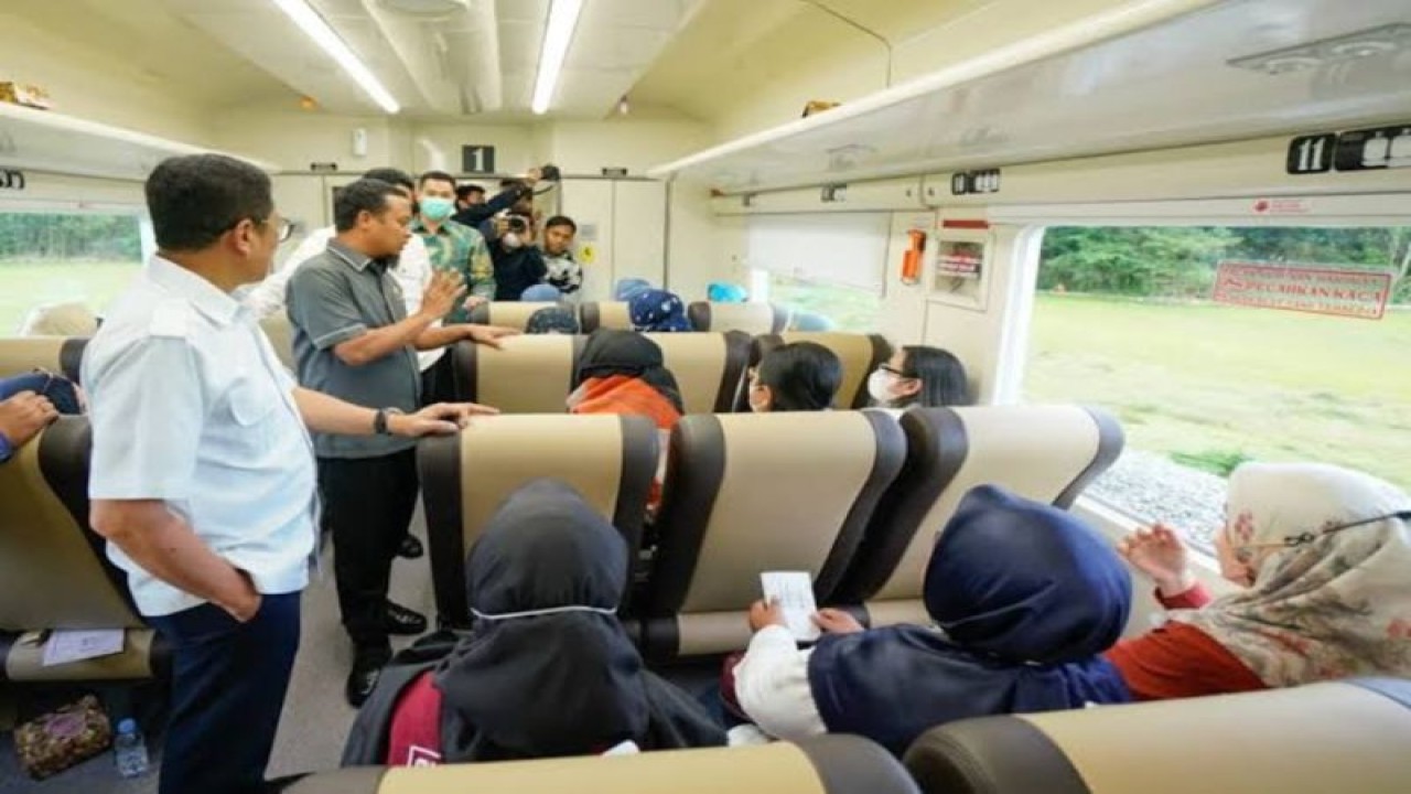 Gubernur Sulawesi Selatan Andi Sudirman (dua kiri) menyapa para penumpang pada ujicoba Kereta Api Makassar-Parepare.ANTARA/HO-Humas Pemprov Sulel