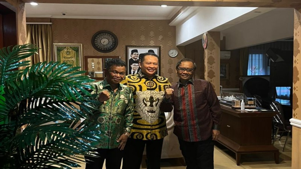 Gubernur Sulawesi Tengah (kiri), bersama Ketua MPR RI, Bambang Soesatyo (tengah) dan Menkopolhukam, Mahfud MD (kanan) di Jakarta berpose bersama usai membahas situasi terkini pascabentrok di PT GNI, Kamis (19/1/2023). ANTARA/HO-Dok Gubernur Sulteng