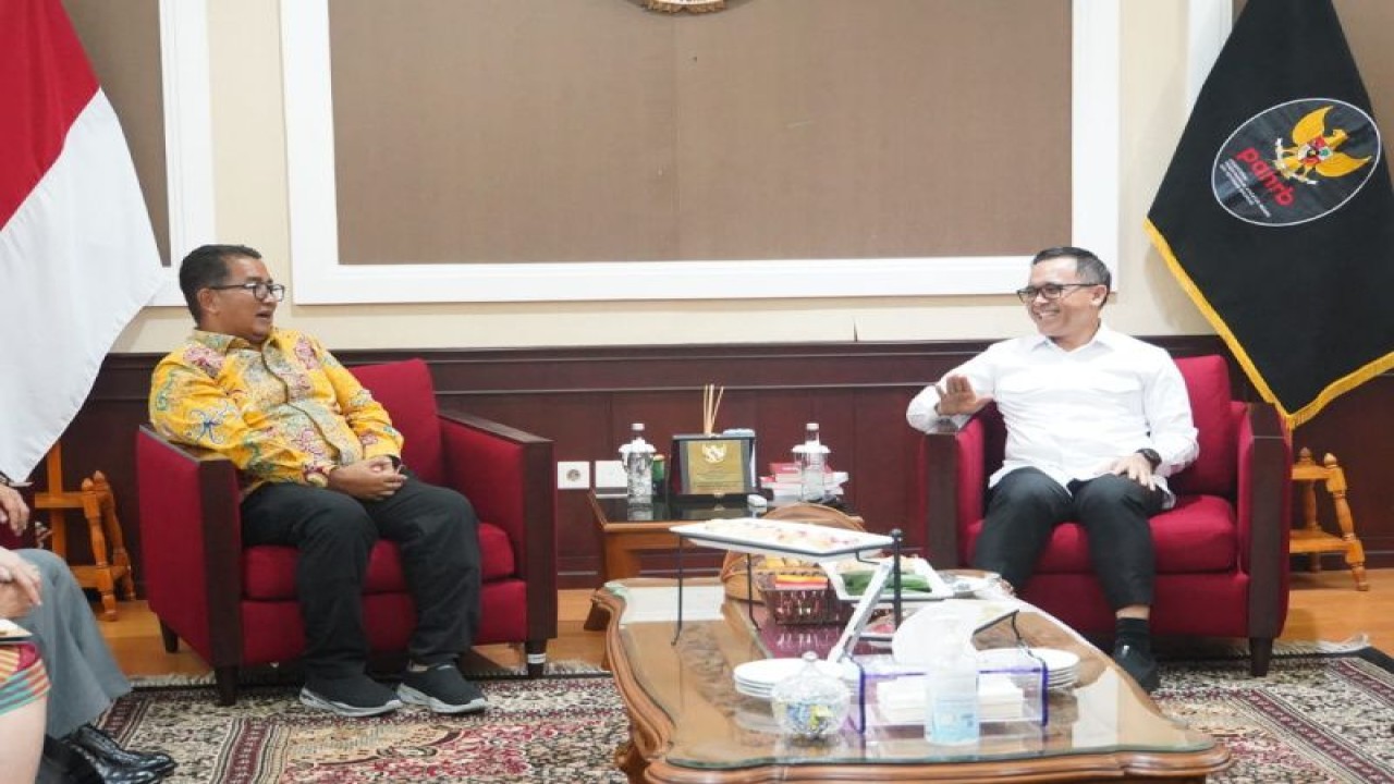 Penjabat Gubernur Sulbar Akmal Malik (kiri) saat menemui Menteri Pendayagunaan Aparatur Negara dan Reformasi Birokrasi Abdullah Azwar Anas (kanan) terkait permintaan rekomendasi pendirian Kantor Bea Cukai di Sulbar. (ANTARA/HO/Diskominfo Sulbar)