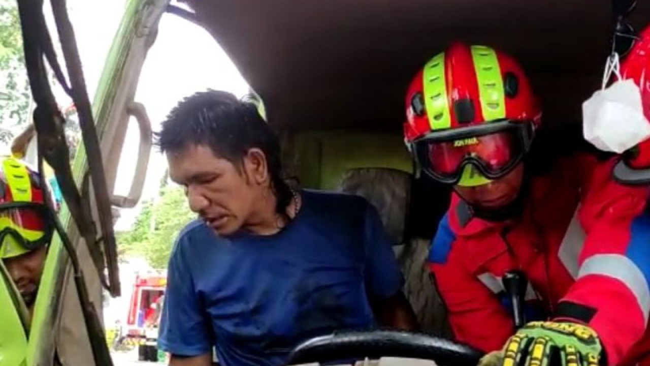 Sejumlah personel Suku Dinas Penanggulangan Kebakaran dan Penyelamatan (Gulkarmat) Jakarta Timur saat melakukan evakuasi sopir truk jungkit truk yang terjepit karena kecelakaan lalu lintas di Jalan Cilangkap Raya, Kelurahan Baru, Cipayung, Jakarta Timur, Jumat (20/1/2023). ANTARA/HO-Sudin Gulkarmat Jaktim