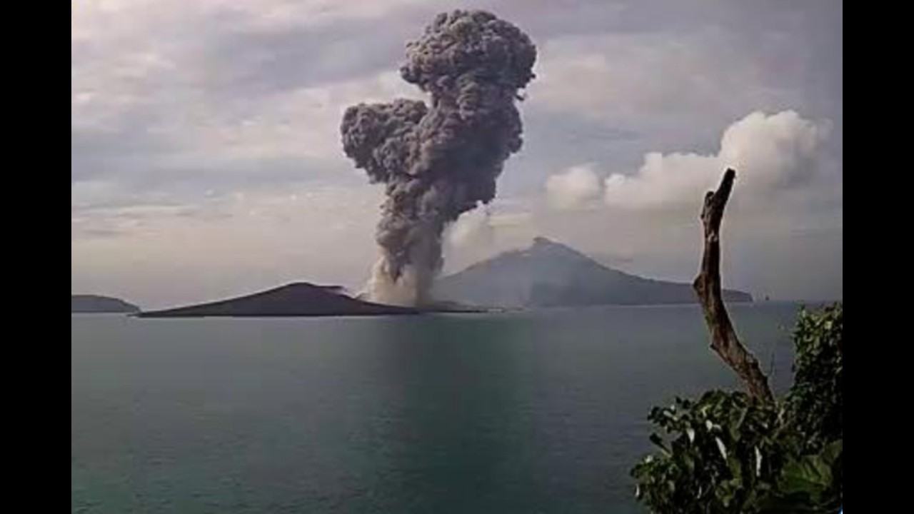 Gunung Anak Krakatau erupsi. (Net)