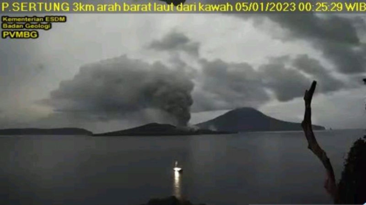 Gunung Anak Krakatau di Selat Sunda, Kabupaten Lampung Selatan, Provinsi Lampung, menyemburkan abu pada Kamis (5/1/2023). (PVMBG)