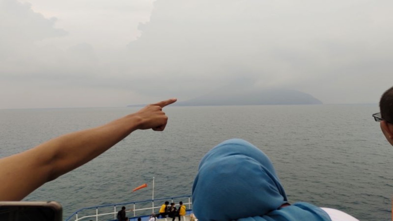 Ilustrasi - Gunung Anak Krakatau saat dalam keadaan normal sebelum mengalami erupsi. ANTARA/Ruth Intan Sozometa Kanafi.