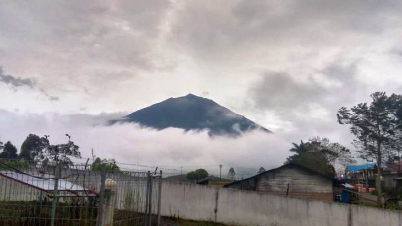 Kondisi terbaru Gunung Kerinci, Selasa (17/1) pagi. (ANTARA/HO-Pos Pengamatan Gunung Api Kerinci)