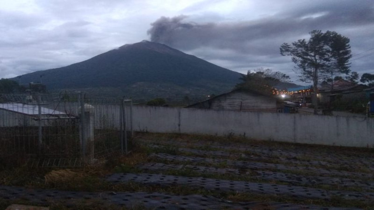 Gunung Kerinci di Provinsi Jambi, erupsi pada Rabu (11/1/2023) pagi dan mengeluarkan abu setinggi 900 meter. FOTO ANTARA/HO-Pos Pengamatan Gunung Kerinci)