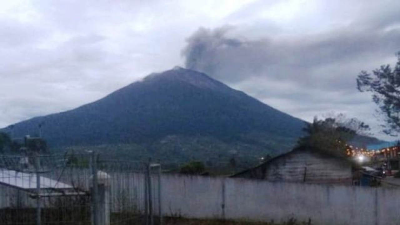 Gunung Kerinci mengalami erupsi pada Rabu (11/1/2023) pagi. (ANTARA/HO-Pos Pengamatan Gunung Api Kerinci)