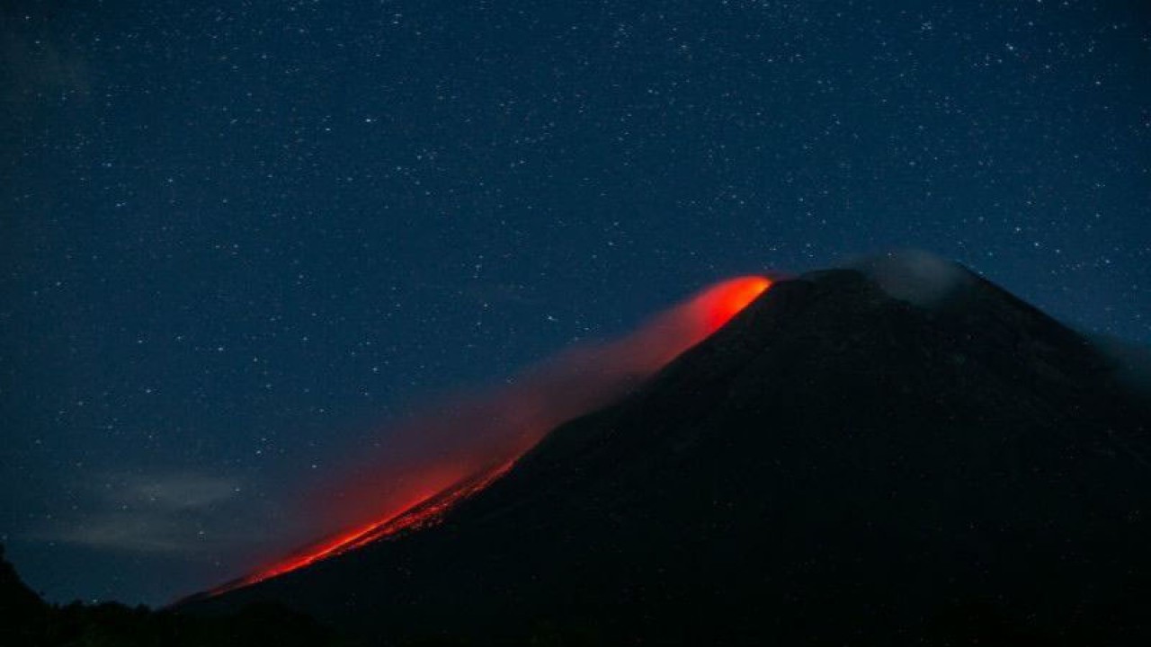 Pemandangan Gunung Merapi sedang meluncurkan lava pijar terlihat dari Cangkringan, Sleman, DI Yogyakarta, Minggu (15/8/2021). (ANTARA FOTO/Hendra Nurdiyansyah/foc)