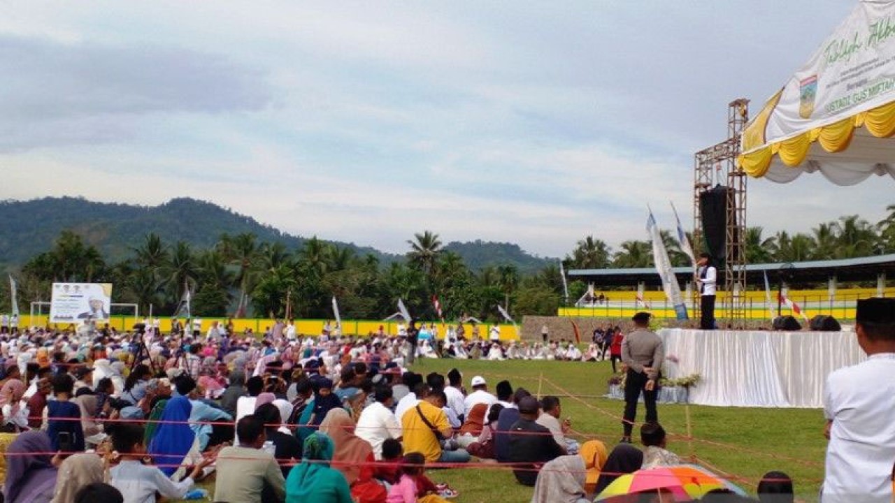 Pendakwah Miftah Maulana Habiburrahman atau yang lebih dikenal dengan Gus Miftah saat tabligh akbar yang digelar Pemerintah Kabupaten (Pemkab) Solok Selatan, Sumatera Barat, Kamis sore (5/1/2023). (ANTARA)