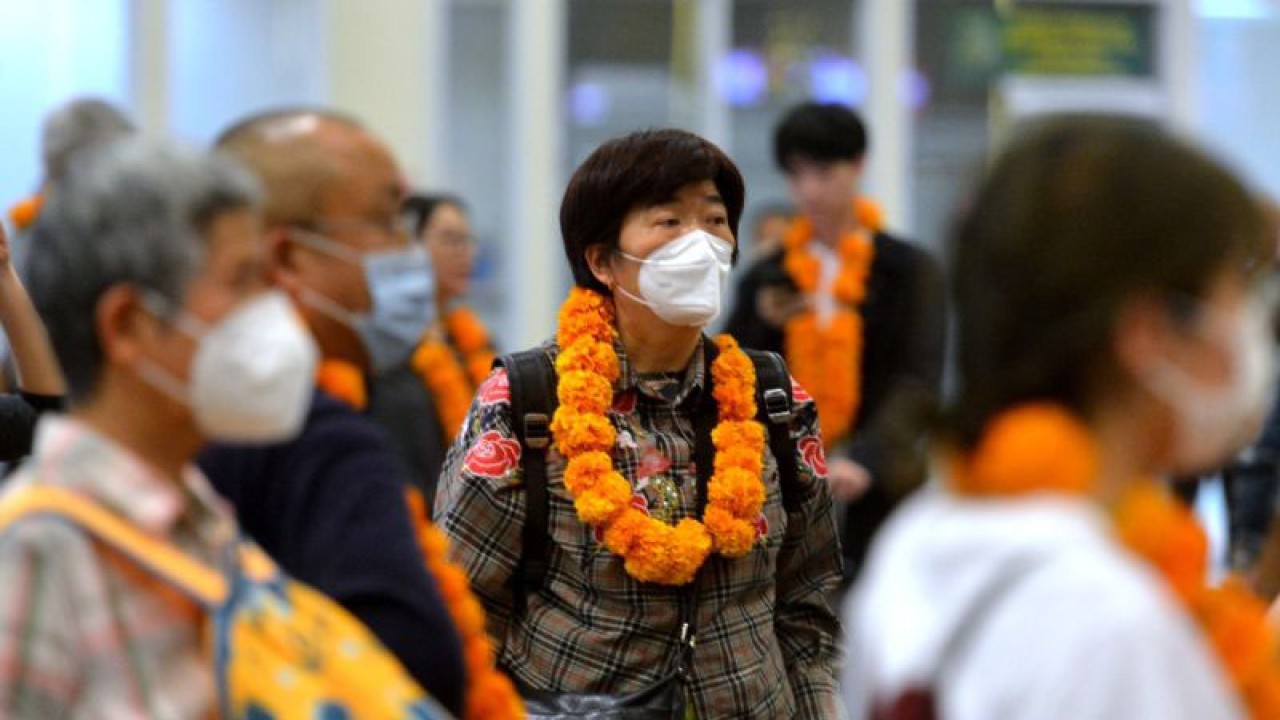Wisatawan mancanegara asal China tiba di Terminal Internasional Bandara Internasional I Gusti Ngurah Rai, Badung, Bali, Minggu (22/1/2023). (ANTARA/Naufal Fikri Yusuf)