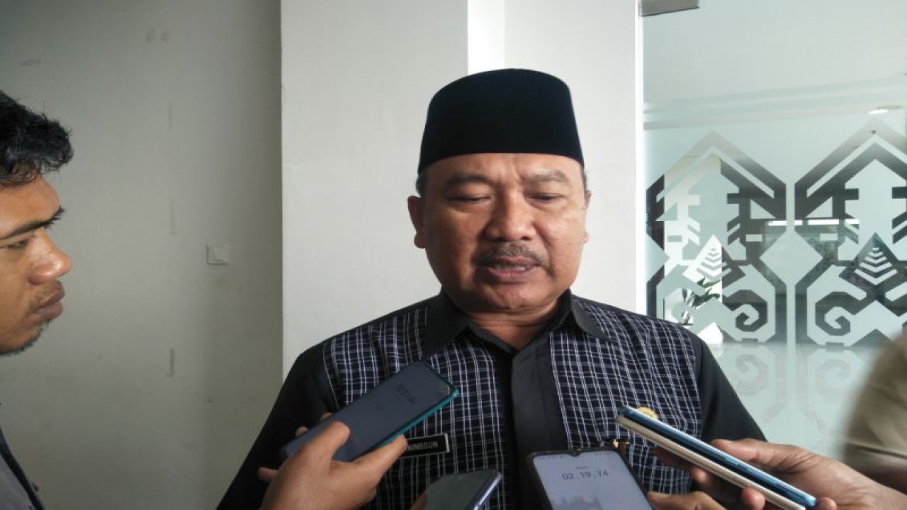 Asisten I Sekretaris Daerah Lombok Tengah H Lalu Wiraningsung menyampaikan penjelasan mengenai penyiapan peraturan bupati tentang percepatan penurunan stunting. (ANTARA/Akhyar)