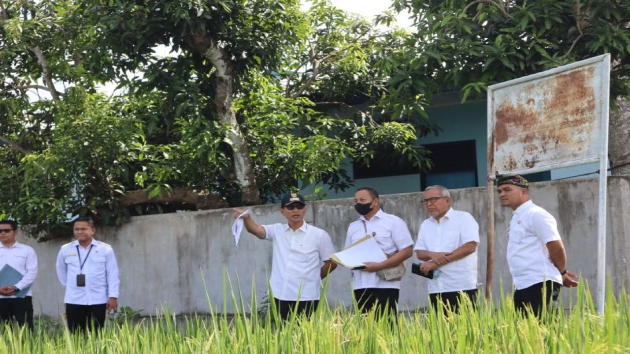 Wali Kota Mataram H Mohan Roliskana (pakai topi), Rabu (11/1-2023) meninjau lokasi lahan untuk relokasi warga Mapak Indah Sekarbela, Kota Mataram, Provinsi Nusa Tenggara Barat, yang terdampak abrasi 22 Desember 2022. (Foto: ANTARA/HO Camat Sekarbela)