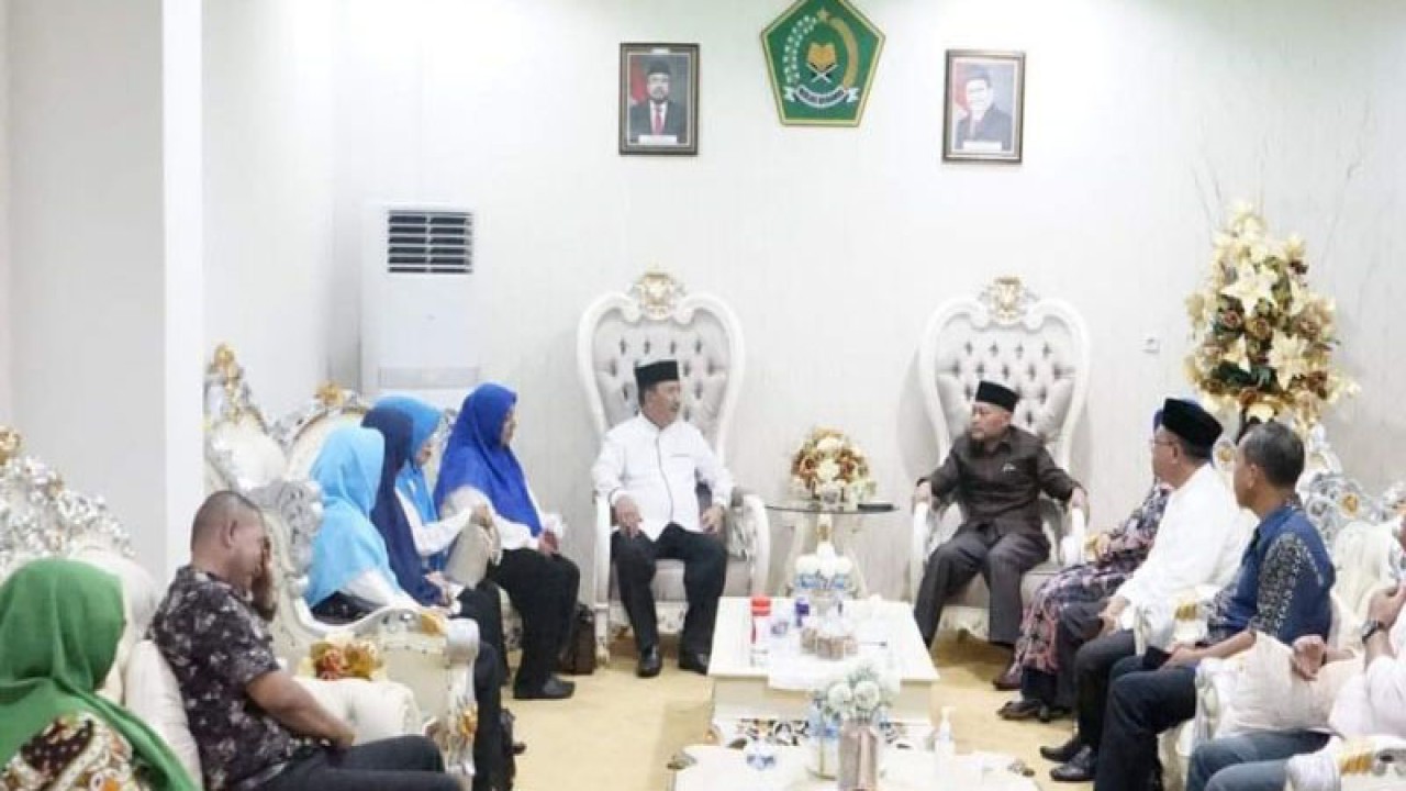 Kepala Kanwil Kemenag Sulut H Sarbin Sehe didampingi Kepala Kantor Kemenag Kota Manado Hj Rogaya Udin menyambut baik dan mengapresiasi kunjungan silaturahim Ketum KBIHU Al Mabrur Kota Manado H Rum Sulu bersama jajaran pengurus, di Manado, Jumat. (13/1/2023). ANTARA/Nancy L Tigauw. (1)