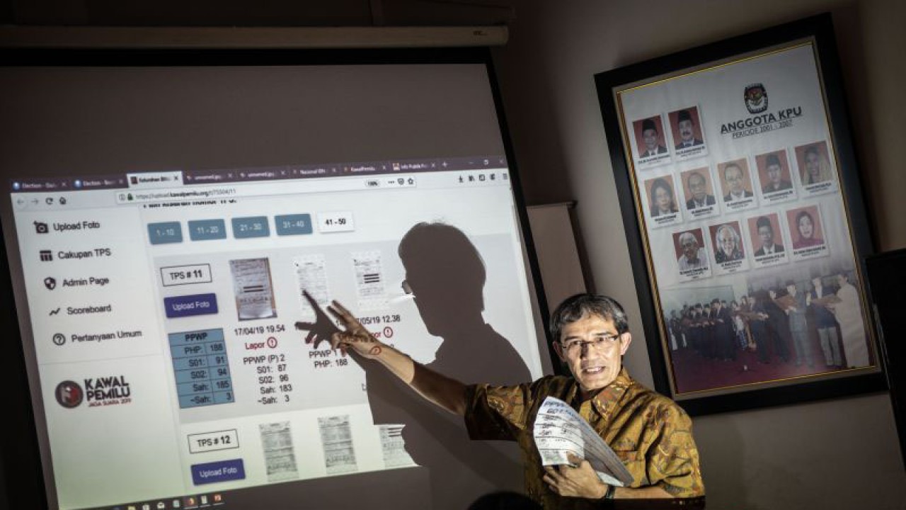 Peneliti senior Netgrit Hadar Nafis Gumay menyampaikan paparan dalam diskusi Hasil Pemilu 2019 Kredibel di Kantor KPU, Jakarta, Rabu (29/5/2019). (ANTARA FOTO/Aprillio Akbar/aww)
