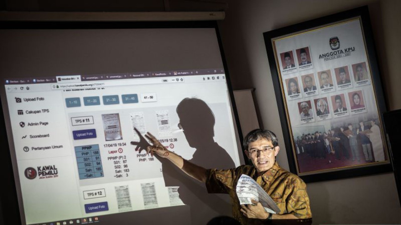 Peneliti senior Network for Democracy and Electoral Integrity (Netgrit) Hadar Nafis Gumay. ANTARA FOTO/Aprillio Akbar/aww.