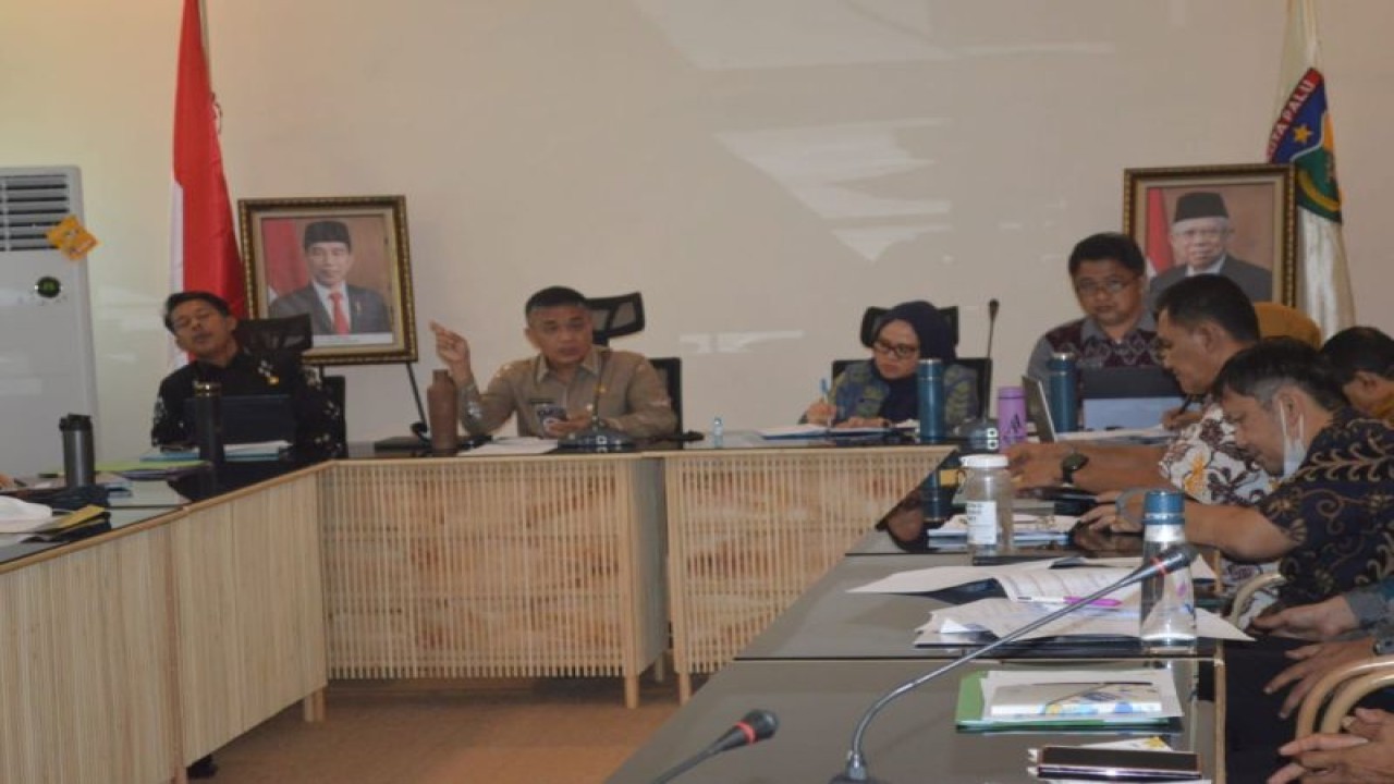 Wali Kota Palu Hadianto Rasyid (depan kedua kanan) memimpin rapat percepatan realisasi pelaksanaan program prioritas pembangunan daerah, di Palu, Kamis (19/1/2023). ANTARA/HO-Pemkot Palu