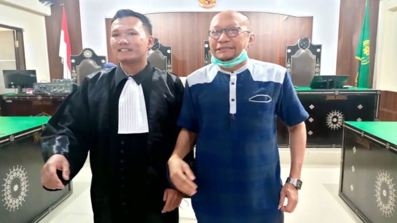 Foto Dokumentasi-Terdakwa perkara pemalsuan surat pemberitahuan pajak terutang (SPPT) lahan seluas 6,5 hektare yang berada di kawasan wisata Gili Sudak, Kabupaten Lombok Barat, Muksin Mahsun (kanan) usia mengikuti sidang putusan di Pengadilan Negeri Mataram, Senin (18/7/2022). (ANTARA/Dhimas B.P.)