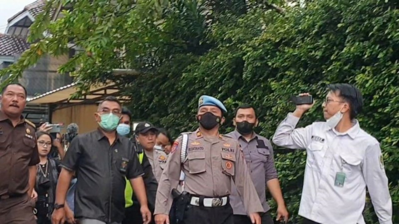 Ketua Majelis Hakim PN Jakarta Selatan Wahyu Iman Santoso meninjau rumah dinas Ferdy Sambo di Komplek Polri, Duren Tiga, Jakarta, Rabu (4/1/2023). ANTARA/Luthfia Miranda Putri