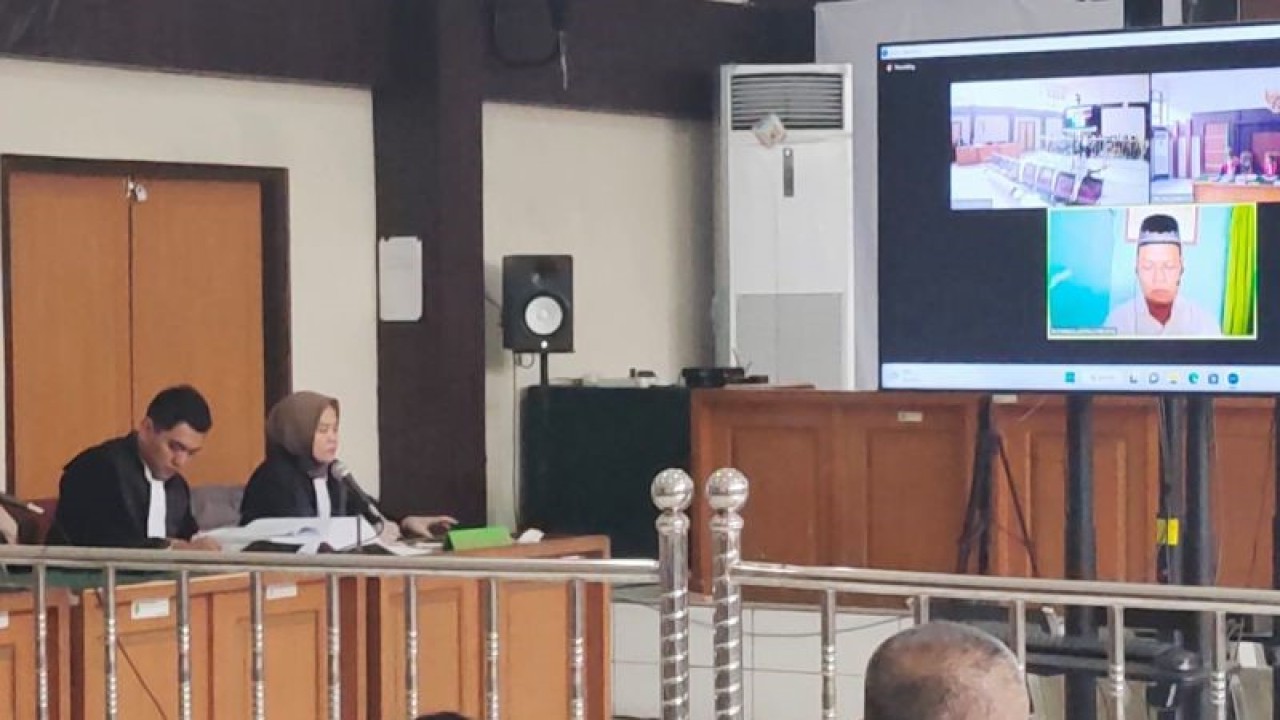 Terdakwa MA, selaku Manajer kontraktor (PT. IS) untuk proyek pembangunan turap Rumah Sakit Kusta dr Arivai Abdullah Banyuasin mengikuti sidang pembacaan vonis secara daring di Pengadilan Negeri Tipikor Palembang, Selasa (17/1/2022). ANTARA/M Riezko Bima Elko P