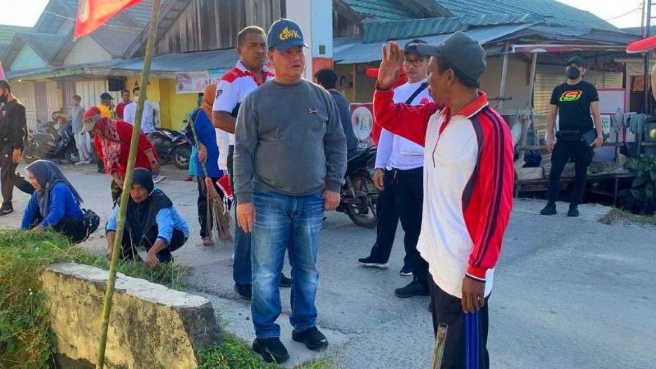 Arsip Foto. Bupati Kotawaringin Timur Halikinnor menyambangi warga yang sedang bergotong-royong membersihkan lingkungan di Kecamatan Baamang, Jumat (12/8/2022). (ANTARA/HO Pemkab Kotim)