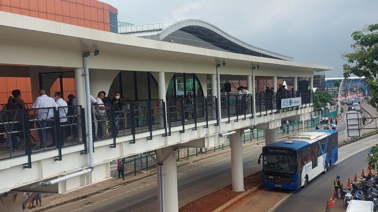 Bus TransJakarta melintas di Halte Jatinegara 2, Jakarta, Rabu (4/1/2023). ANTARA/Yogi Rachman