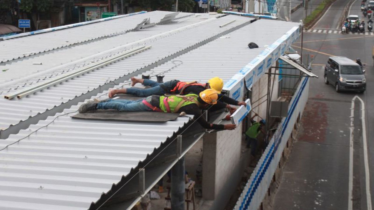Pekerja menyelesaikan pengerjaan revitalisasi Halte TransJakarta Jati Padang di Jakarta, Senin (2/1/2023). PT TransJakarta menutup sementara sembilan halte TransJakarta saat proses konstruksi revitalisasi halte yang akan berlangsung sekitar enam bulan dan akan difungsikan kembali secara bertahap hingga diselesaikan secara keseluruhan pada tahun 2023. ANTARA FOTO/Reno Esnir/foc.