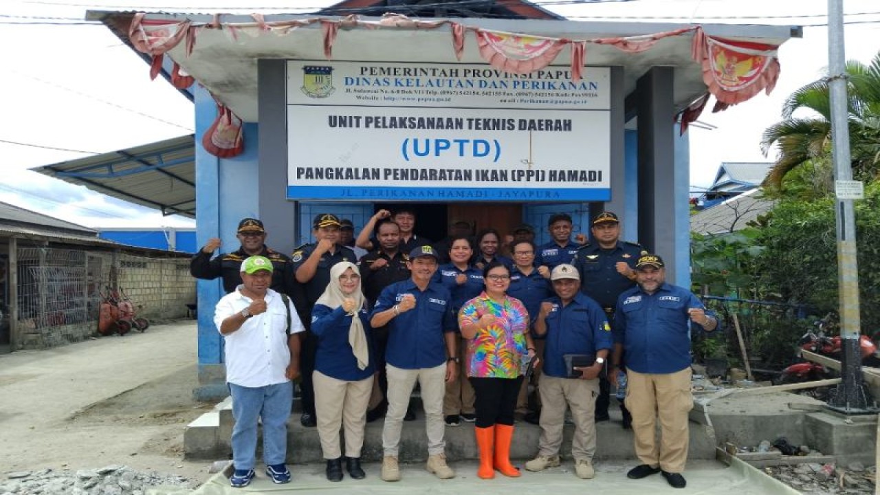 Foto bersama usai memantau sarana dan prasarana Pangkalan Pendaratan Ikan Hamadi, di Kota Jayapura, Papua (ANTARA/HO-DKP Papua)