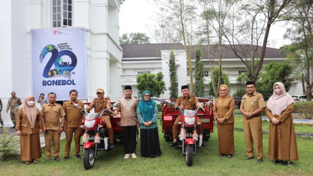 Bupati Bone Bolango, Hamim Pou dan Ketua PKK Kabupaten Bone Bolango, Lolly Junus berfoto bersama kendaraan roda tiga bantuan Posyandu di tiga kecamatan terpencil di Kabupaten Bone Bolango. ANTARA/HO-Diskominfo Bone Bolango