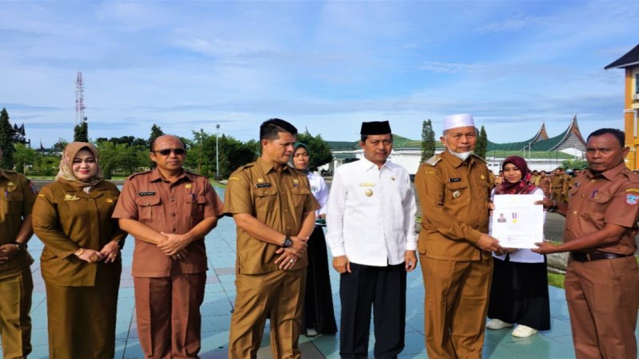 Bupati Pasaman Barat Hamsuardi didampingi Wakil Bupati Risnawanto saat menyerahkan piagam perubahan status dua nagari kepada Pj wali nagari Koto Baru Robbi, Senin.