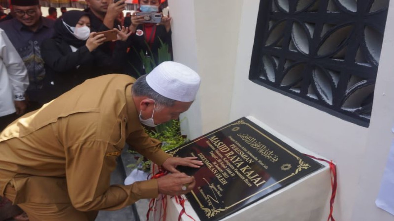 Bupati Pasaman Barat Hamsuardi saat meresmikan Masjid Raya Kajai yang selesai dibangun setelah runtuh akibat gempa beberapa waktu lalu, Senin.