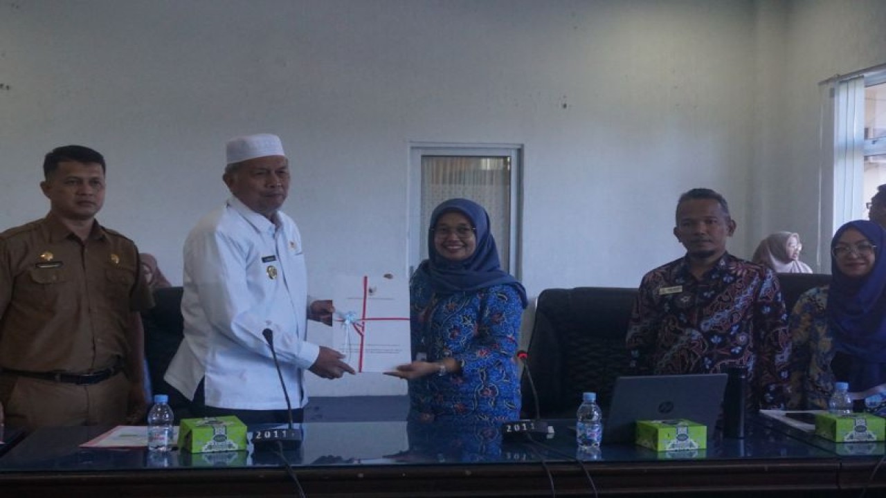 Bupati Pasaman Barat, Sumbar, Hamsuardi saat menerima penghargaan predikat kepatuhan standar pelayanan publik tahun 2022 dari Ombudsman Republik Indonesia (RI), Selasa (31/1/2023) di Simpang Empat. FOTO ANTARA/HO-Humas Pemkab Pasaman Barat