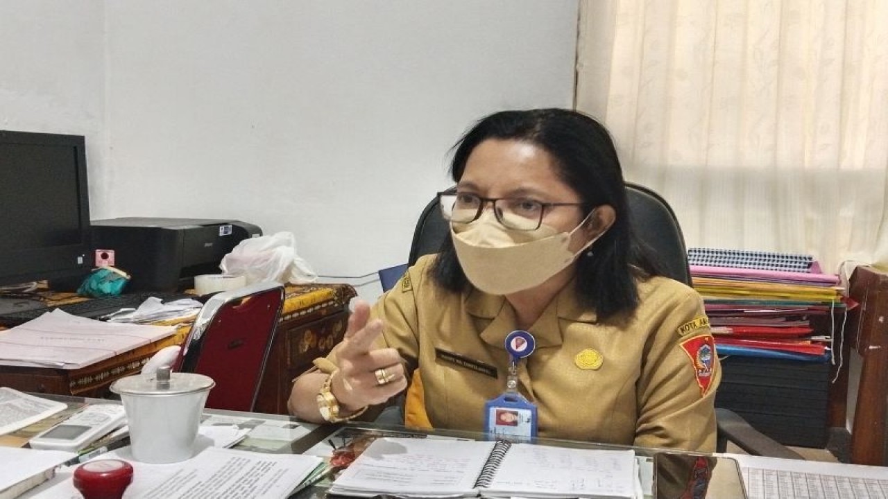 Kepala Dinas Kependidikan dan Pencatatan Sipil Kota Ambon, Hany Tamtelahitu. ANTARA/Penina F Mayaut.